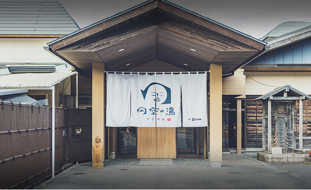 エントランスから円空像がお出迎え