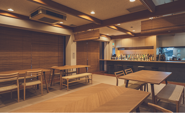 食堂のテーブル席