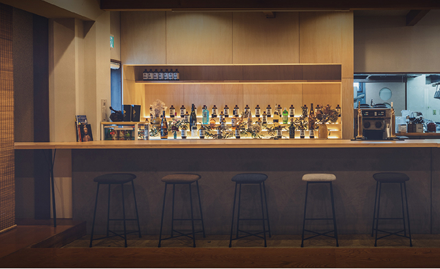 銘酒が並ぶカウンター席